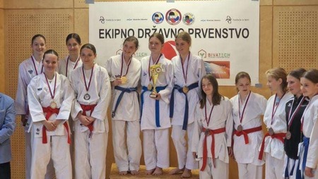 Mlajše kadetinje so postale državne podprvakinje v ekipnih borbah